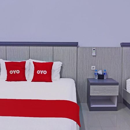 Super Oyo 92518 De Luna Hotel Banjarbaru Bagian luar foto