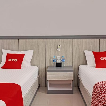 Super Oyo 92518 De Luna Hotel Banjarbaru Bagian luar foto