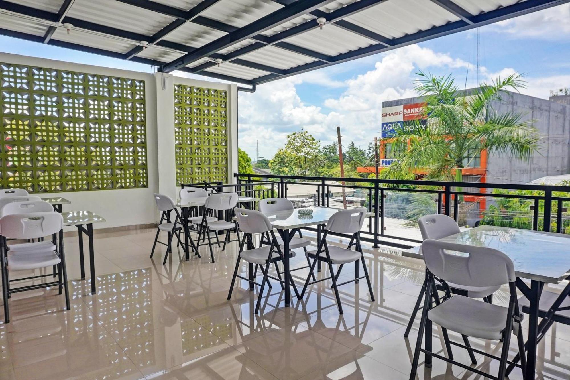 Super Oyo 92518 De Luna Hotel Banjarbaru Bagian luar foto
